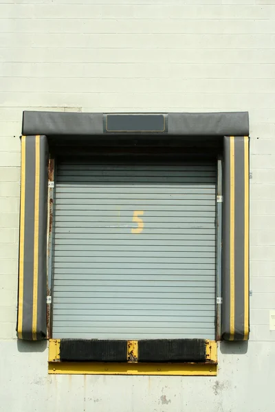 Загрузочная дверь в док — стоковое фото
