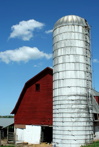 Röd lada och silo — Stockfoto