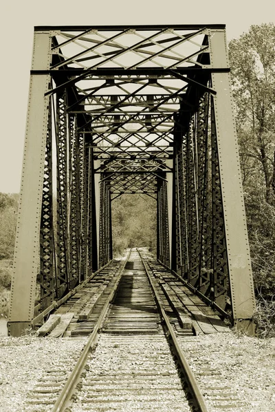 Старая железнодорожная эстакада — стоковое фото