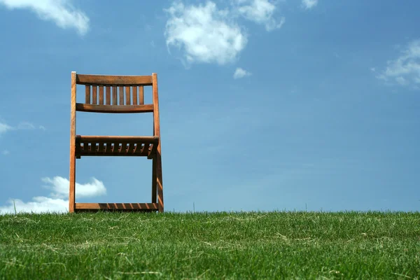 Ξύλινη καρέκλα στην κορυφή ενός λόφου — Φωτογραφία Αρχείου