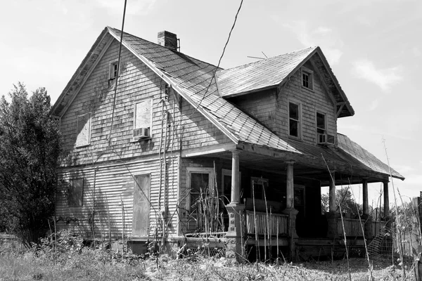 Velha casa abandonada — Fotografia de Stock