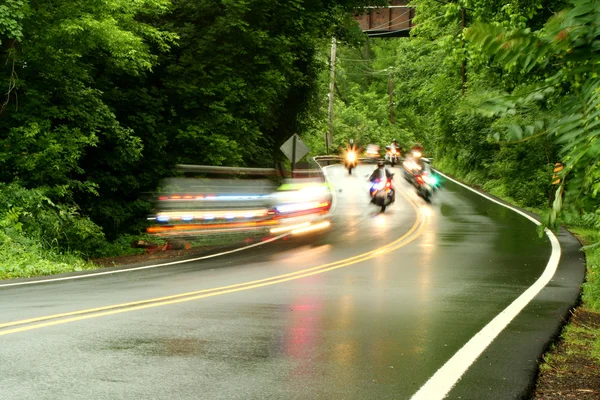 Les motos de police accélèrent sur une route — Photo