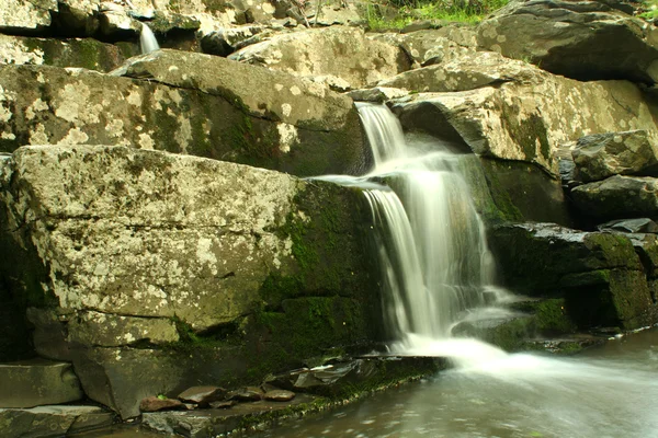 Fließender Wasserfall — Stockfoto