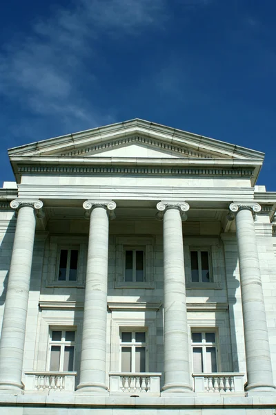 Antigo tribunal com céu azul — Fotografia de Stock