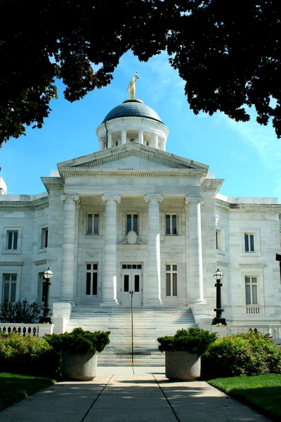 Old courthouse with blue sky — Stock Photo, Image