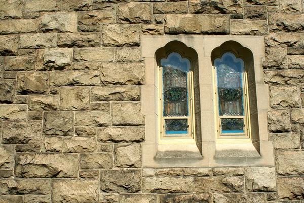 Πέτρινο τοιχίο με λεκιασμένα παράθυρα γυαλιού — Φωτογραφία Αρχείου