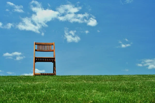 Chaise en bois sur une colline — Photo