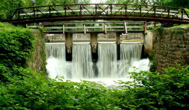 bir kanal dolusavak köprü