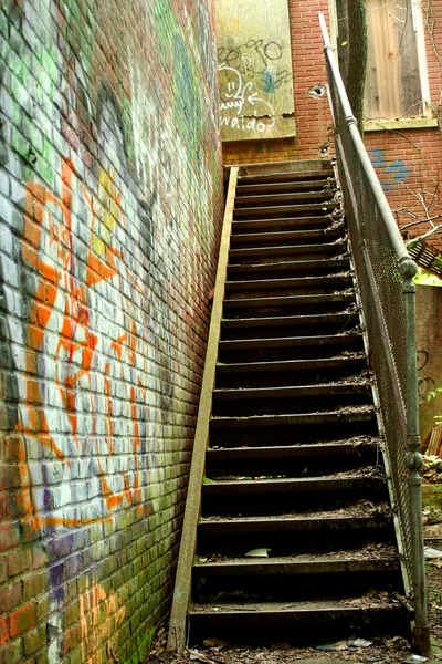 Escalier extérieur sur un bâtiment abandonné — Photo