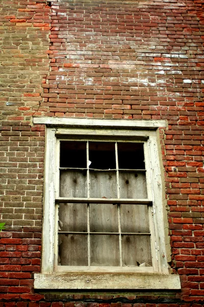 Finestra su un edificio abbandonato — Foto Stock
