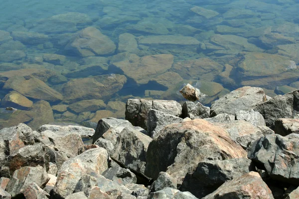 岩が多い湖の岸 — ストック写真