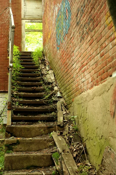 Внешняя лестница на заброшенном здании — стоковое фото