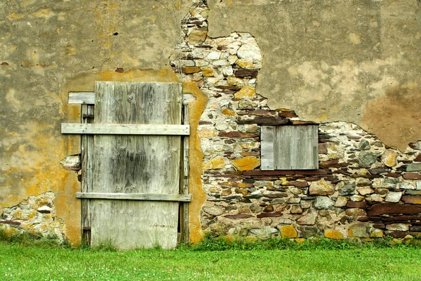 Puertas tapiadas en un edificio abandonado — Foto de Stock