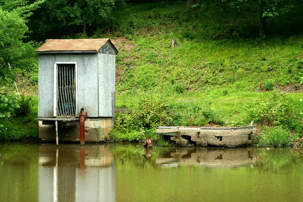 上一个小池塘水泵房 — 图库照片