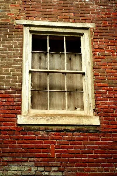 Окно в заброшенное здание — стоковое фото