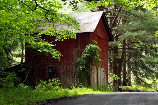 Red Barn near a road — Stock Photo, Image