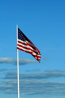 Amerikan bayrağı dalgalanıyor