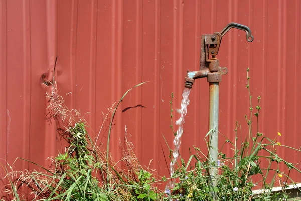Espiga de agua vieja con agua corriente — Foto de Stock