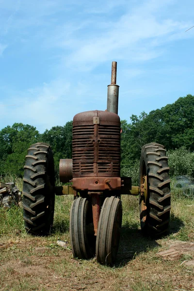 古い錆びた農場のトラクター — ストック写真