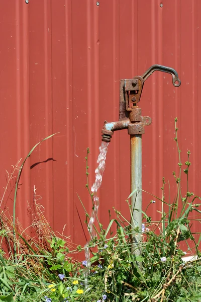 Espiga de agua vieja con agua corriente — Foto de Stock
