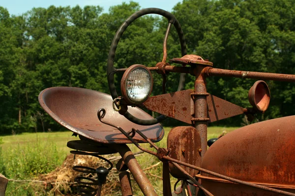 Старий іржавий трактор ферми — стокове фото