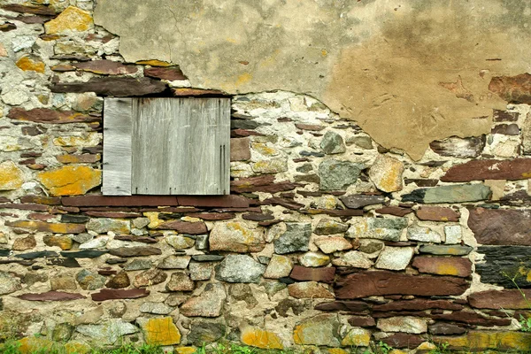 Fenêtre barrée sur un bâtiment abandonné — Photo