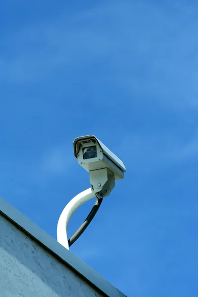 Камера безопасности против голубого неба — стоковое фото