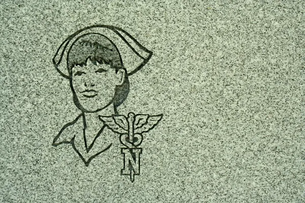 Gravure sur pierre d'une infirmière — Photo