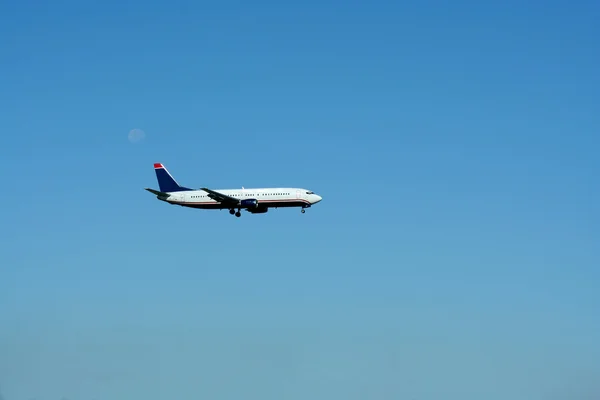 Passenger jet plane landing — Stock Photo, Image