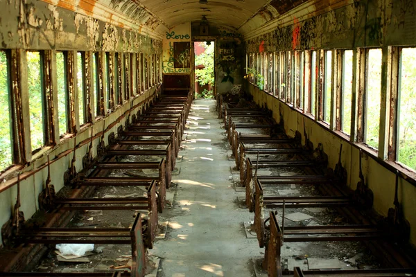 Eski terk edilmiş yolcu treni araba — Stok fotoğraf