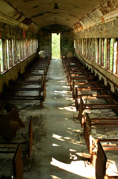 Старый заброшенный пассажирский поезд — стоковое фото