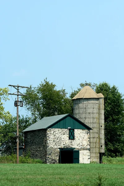 Stary stodoła i silosów — Zdjęcie stockowe