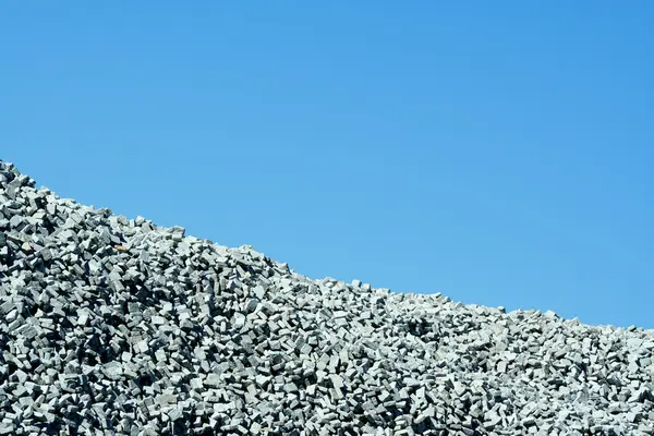 Granieten stenen stapel met blauwe hemel — Stockfoto
