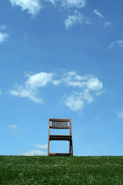 Ξύλινη καρέκλα στην κορυφή ενός λόφου — Φωτογραφία Αρχείου