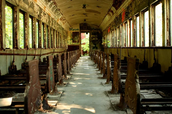 Старый заброшенный пассажирский поезд — стоковое фото
