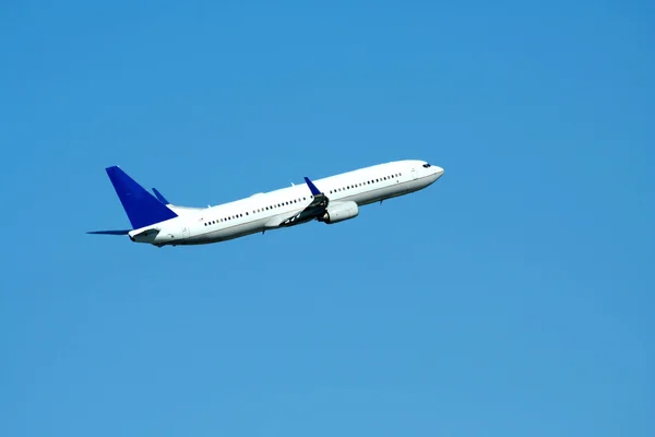 Passenger jet plane taking off — Stock Photo, Image