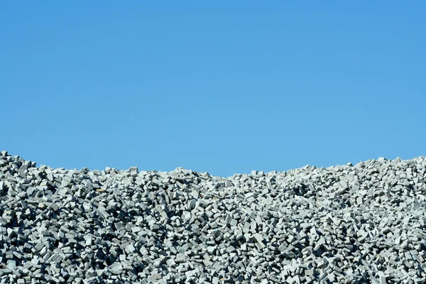 Granieten stenen stapel met blauwe hemel — Stockfoto