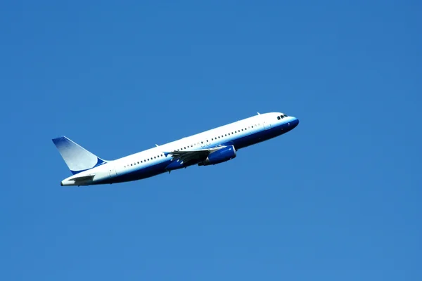Passenger jet plane taking off — Stock Photo, Image