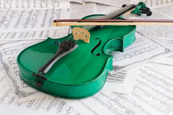 Зеленая скрипка — стоковое фото