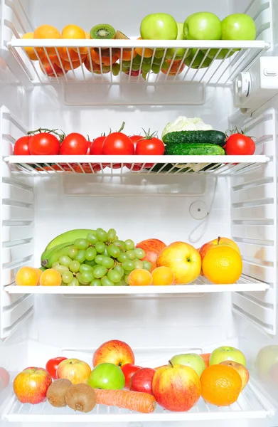 Koelkast vol met groenten en fruit — Stockfoto