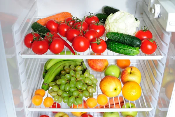 Frutas y verduras frescas en la nevera — Foto de Stock
