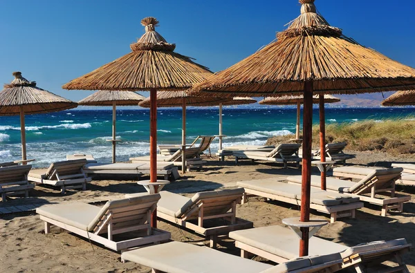 Playa con sombrillas de caña — Foto de Stock