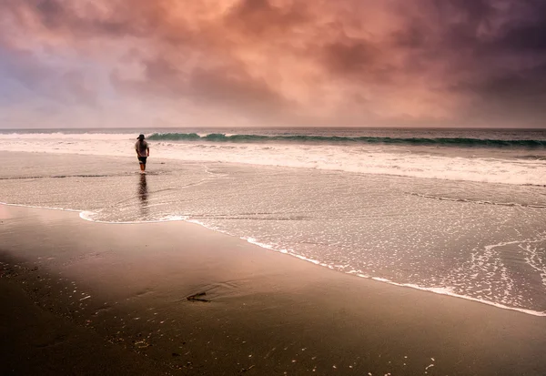Magányos ember séta a tengerparton — Stock Fotó