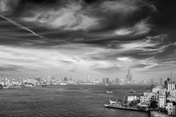Dramatic cityscape of harbor — Stok fotoğraf
