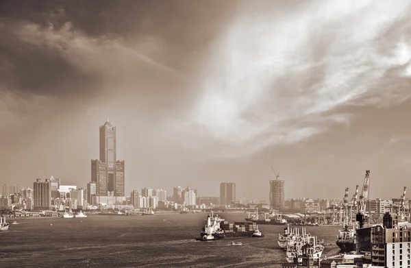 Boten in haven en de skyline van opbouw — Stockfoto