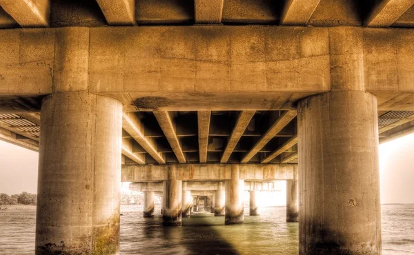 Estructura exterior bajo puente — Foto de Stock