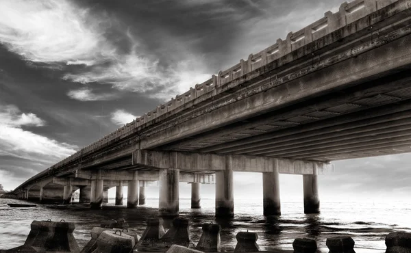 桥梁在海 — 图库照片