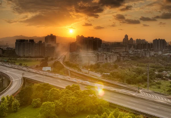 Stadsbild med solnedgång — Stockfoto