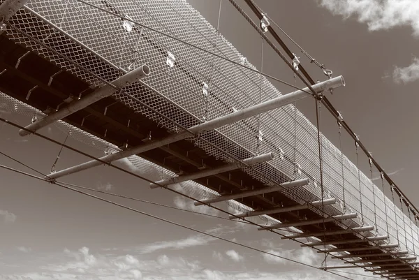 Landschaft aus Stahlbrücke am Himmel — Stockfoto