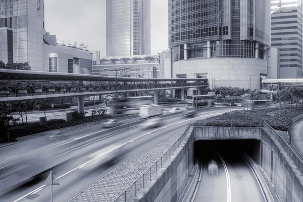 Trafik i modern stad — Stockfoto